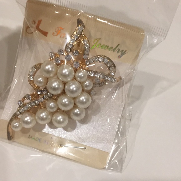 FASHION JEWELRY Women’s Pearl Brooch - Picture 3 of 6
